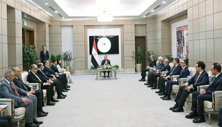 مدبولي يُكرم الوزراء السابقين .. ويؤكد: هدفنا جميعًا خدمة المواطن