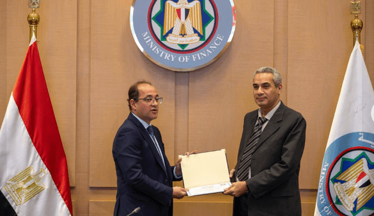 وزير المالية ومركز المعلومات يكرمان صاحب المبادرة المجتمعية الأعلى تقييما في «الإصلاح الضريبي»