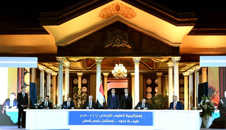 عاجل.. توقيع أكبر صفقة منح ترددات لشركات المحمول بقيمة 3.5 مليار دولار