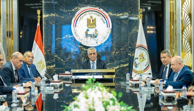 وزير الإنتاج الحربي يجتمع برؤساء مجالس إدارات الشركات التابعة لوضع خطط العمل بالفترة المقبلة