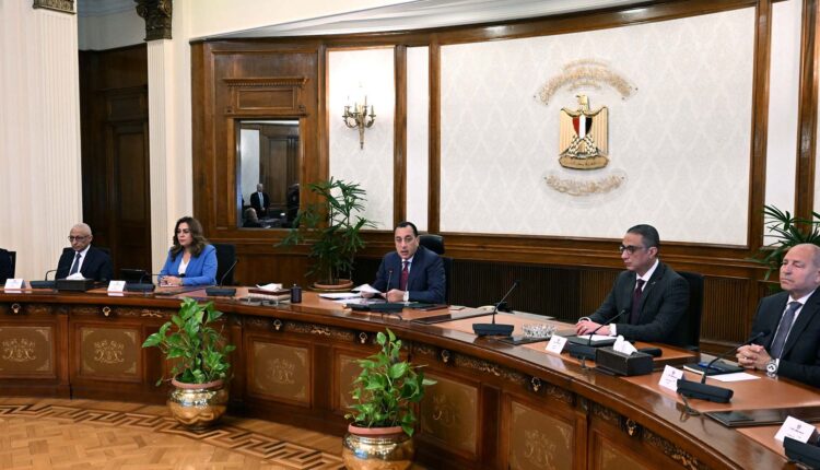 رئيس الوزراء يوجه بتوزيع نشرات دورية عن كل محافظة تتضمن مستوى الخدمات الحكومية
