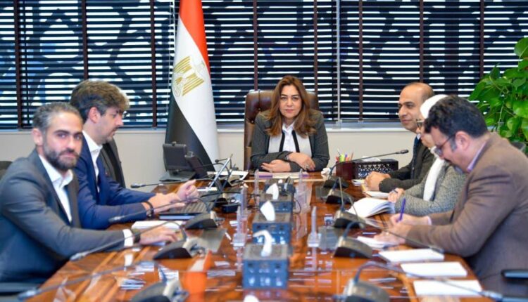 وزيرة التنمية المحلية والبيئة تبحث مع شركة كلين كربون تحويل المخلفات إلى وقود