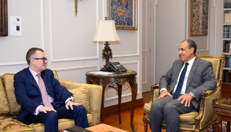 وزير الخارجية يبحث مع وزير التخطيط تنسيق الجهود لدعم الاستثمارات العامة وتعزيز الشراكات الدولية