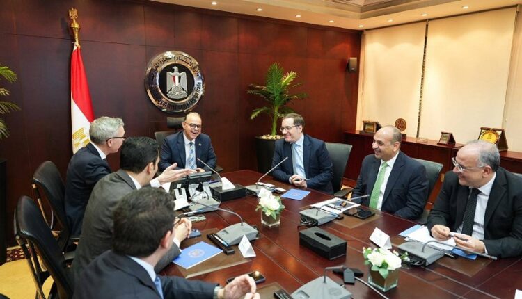 مصر تبحث مع "سكاتك" خطط التوسع في مشروعات الطاقة الشمسية وأنظمة تخزين الكهرباء