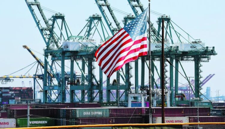 الجمارك الأمريكية توقف تحصيل رسوم فرضها ترامب بعد حكم بإلغائها