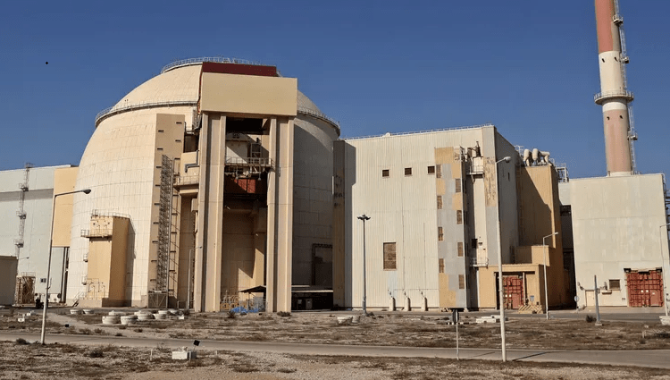 روسيا تستعد "لموجات إجلاء" موظفين من محطة بوشهر النووية