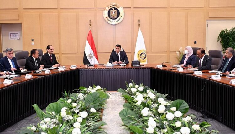 الصناعة تبحث الوصول إلى اتفاق لجدولة مديونيات الغاز المستحقة على شركات السيراميك