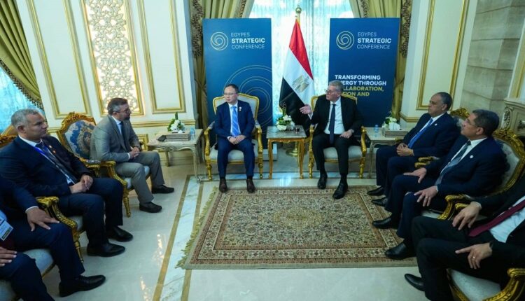 «العامة للبترول» تدرس استخدام الطاقة الشمسية محل السولار بالتعاون مع يونايتد إنرجي