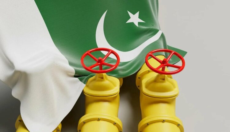 باكستان ترفع أسعار الوقود 20٪ نتيجة توترات الشرق الأوسط