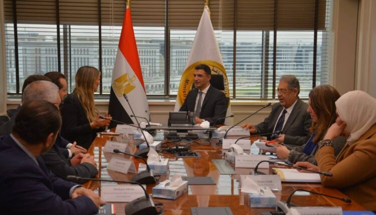 وزير الصناعة يبحث مع مرسيدس-بنز إيجيبت فرص توطين صناعة السيارات وتعميق المكون المحلي