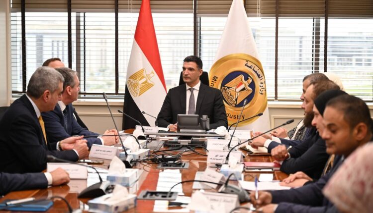 وزير الصناعة يبحث إنشاء أول مصنع لإنتاج سيانيد الصوديوم في مصر والشرق الأوسط 