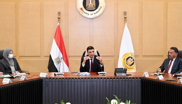 وزير الصناعة: نسعى لبناء استراتيجية متكاملة تعبر عن تطلعات وطموحات القطاع