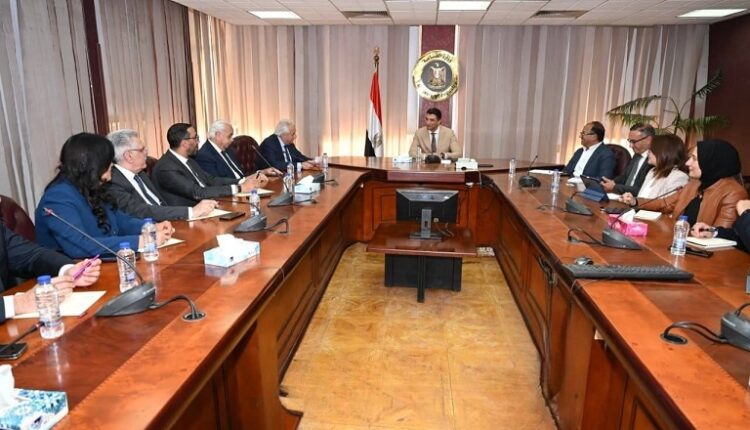 وزير الصناعة يدعو الشركات الأمريكية للمشاركة في تنفيذ محطات الطاقة المتجددة