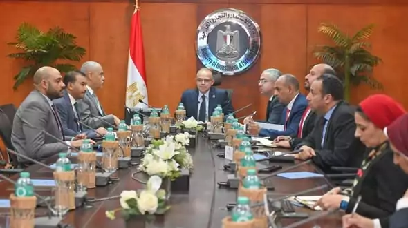 وزير الاستثمار يبحث مع مجموعة العربي خطط التوسع الصناعي وزيادة المكون المحلي لتعزيز الإنتاج