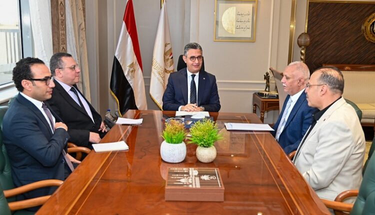 وزير التموين يؤكد انتظام توافر السلع وصرف المقررات والمنحة والالتزام بمواعيد عمل المنافذ