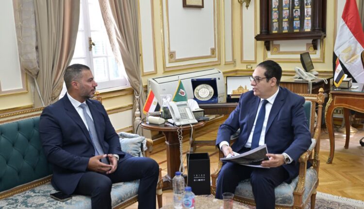 نائب رئيس البورصة يبحث مع رئيس جامعة القاهرة سُبل نشر ثقافة الاستثمار