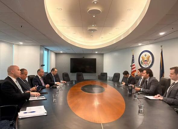 وزير الاستثمار يعقد جلسة مباحثات في واشنطن لتوسيع التعاون مع مؤسسة DFC الأمريكية