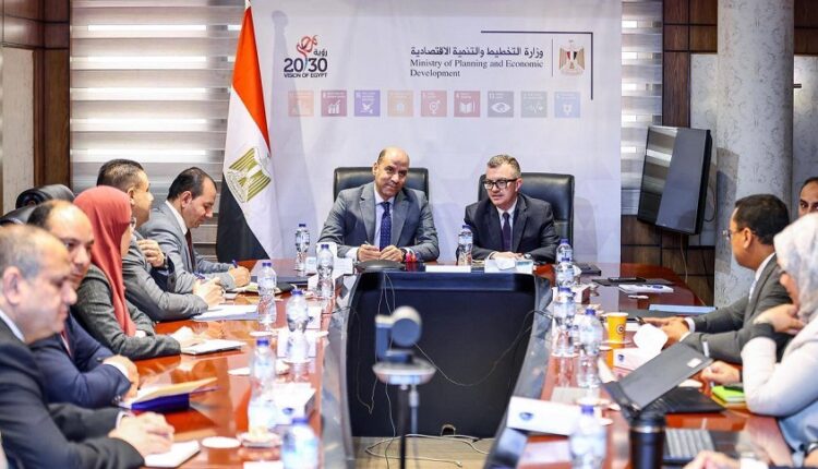 الحكومة تناقش مواءمة السياسات الاقتصادية مع متطلبات سوق العمل