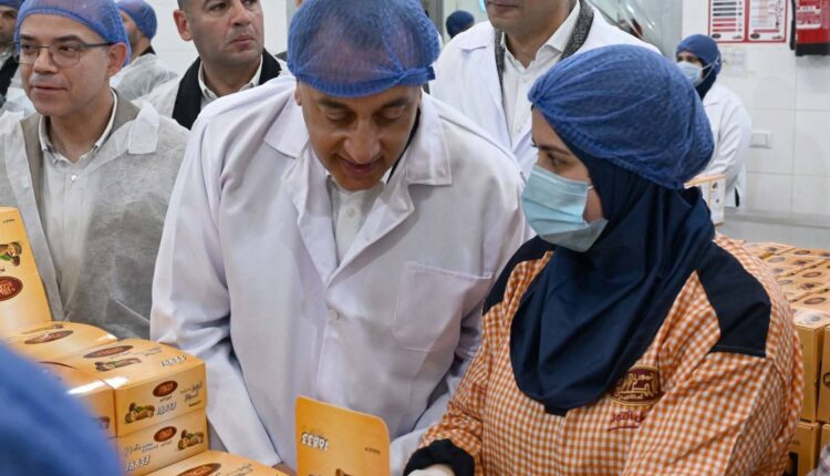 تنتج 1160 طنا سنويا..رئيس الوزراء يتفقد شركة الطحان لتصنيع وتعبئة التمور ببنها
