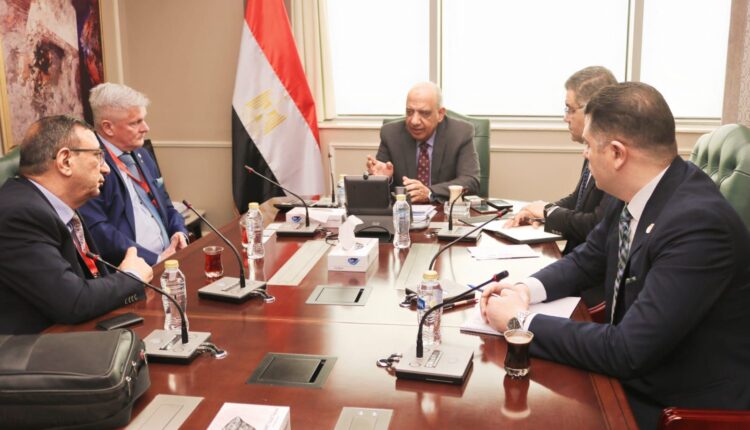 وزير الكهرباء يبحث مع شركة ألمانية توطين صناعة مواسير وأنابيب الضغط