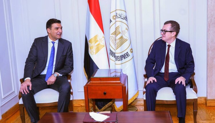 وزيرا التخطيط والصناعة يبحثان تسريع ترفيق المناطق الصناعية