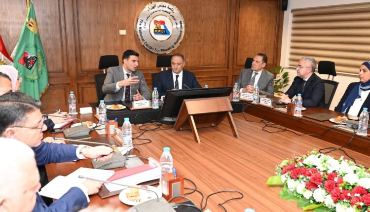 وزير الصناعة يبحث حوكمة منظومة طرح الأراضي وتيسير الإجراءات على المستثمرين