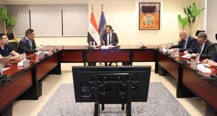 وزير الاتصالات يبحث مع هونر العالمية خططها المستقبلية لتصنيع الهواتف الذكية في مصر