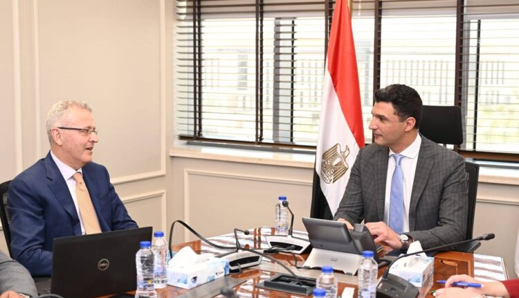 وزير الصناعة: حريصون على زيادة القاعدة الإنتاجية للسيارات لتلبية احتياجات السوق المحلي