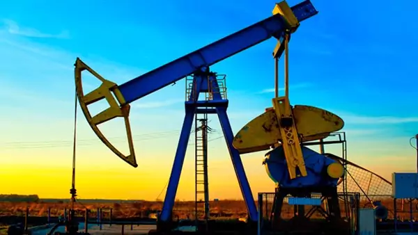 النفط يرتفع بأكثر من 3 دولارات عند التسوية بدعم تراجع المخزونات وتوترات مضيق هرمز