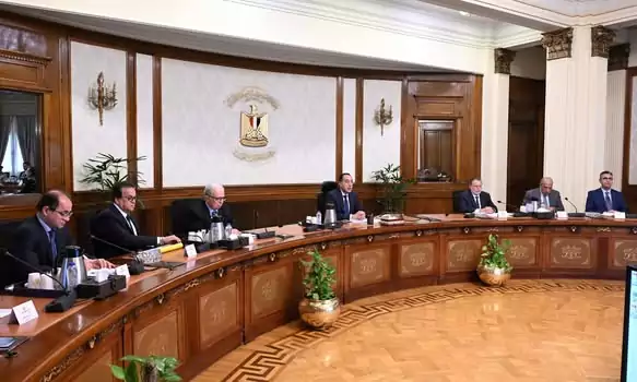 الحكومة: وقف العمل بقرار غلق المحال 11 مساء.. والعودة للمواعيد الطبيعية