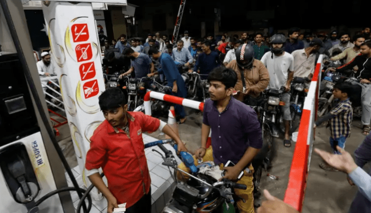 باكستان تقرر رفع أسعار الوقود