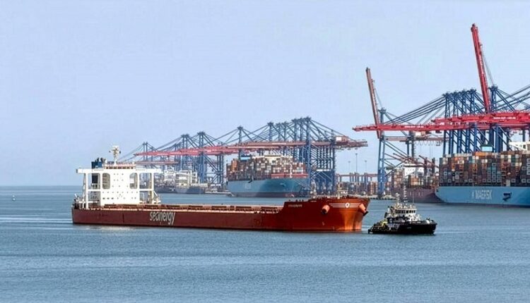 ميناء شرق بورسعيد يستقبل أكبر سفينة صب جاف ترسو في ميناء مصري على رصيف محطة "سكاي بورتس"