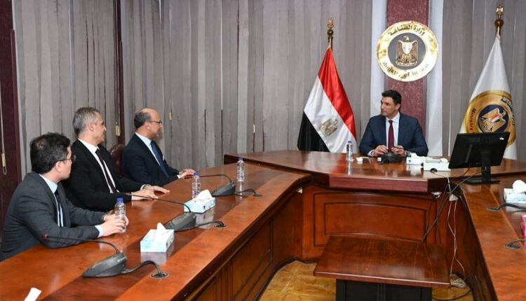 وزير الصناعة يبحث توسعات مجموعة صافولا بمصر وتعزيز الأمن الغذائي