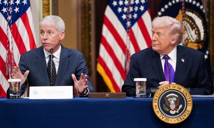 الرئيس الأمريكي دونالد ترامب ووزير الطاقة كريس رايت في البيت الأبيض