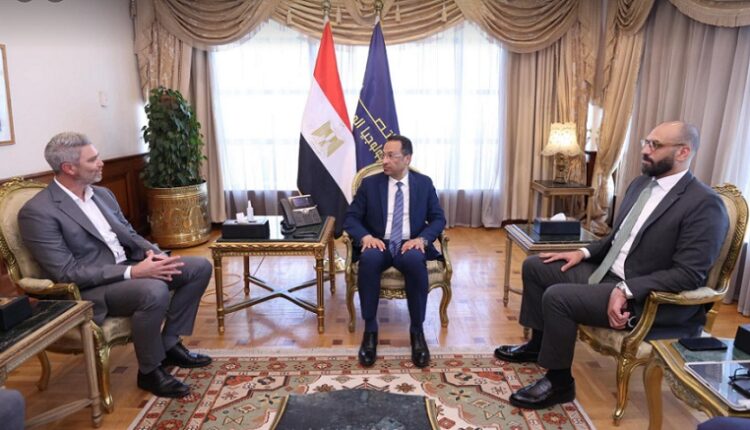 وزير الاتصالات يناقش خطط أمازون للتوسع في مجالات الحوسبة السحابية والذكاء الاصطناعي