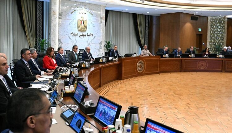 رئيس الوزراء يشدد على اتخاذ التدابير اللازمة لتوفير السلع الأساسية للمواطنين