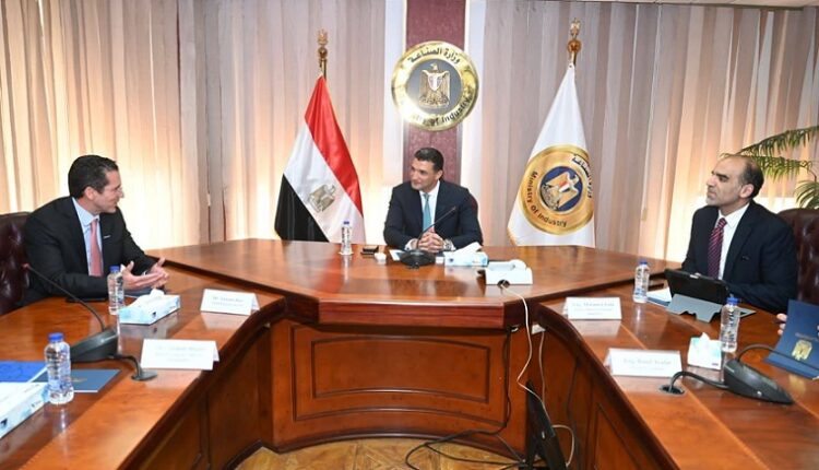 وزير الصناعة يبحث مع سيمكس للأسمنت خطط التوسع وزيادة الطاقة الإنتاجية