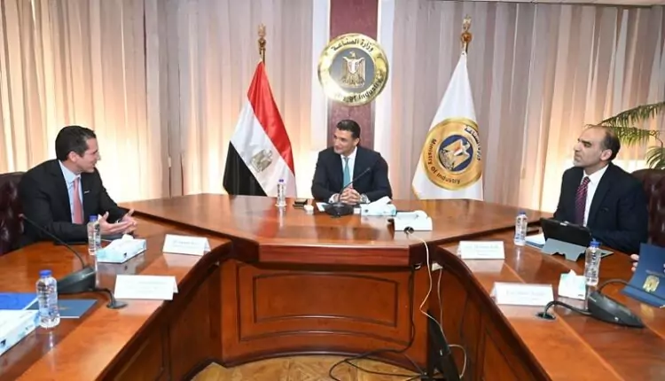 وزير الصناعة يبحث مع سيمكس للأسمنت خطط التوسع وزيادة الطاقة الإنتاجية