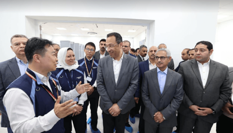وزير الاتصالات يتفقد مصنع سامسونج ببني سويف باستثمارات 100 مليون دولار