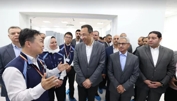 وزير الاتصالات يتفقد مصنع سامسونج ببني سويف باستثمارات 100 مليون دولار