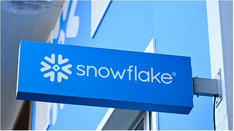 أسهم Snowflake تقفز 35% بعد نتائج قوية وصفقة ضخمة مع AWS