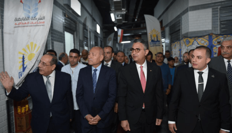 وزير التموين ومحافظ القاهرة يفتتحان معرض “أهلاً بالعيد” بالسوق الحضاري بحدائق القبة