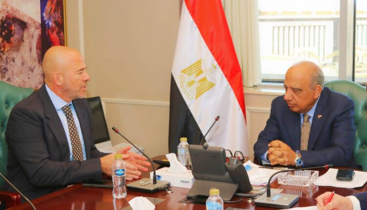 وزير الكهرباء يبحث آليات توفير الطاقة الكهربائية اللازمة لإقامة مشروع مركز عالمي للبيانات