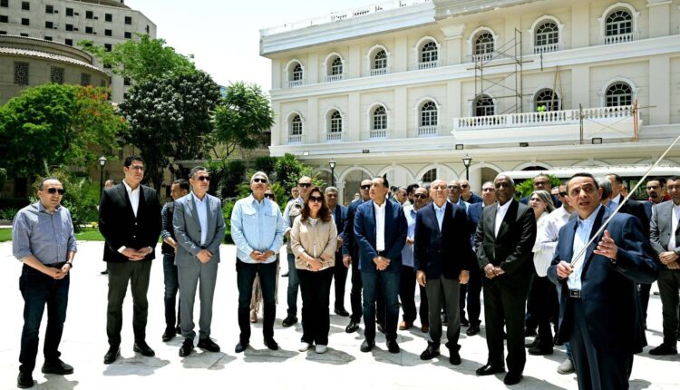 رئيس الوزراء يتفقد مشروع رفع كفاءة الواجهات الخارجية والموقع العام لقصر التحرير