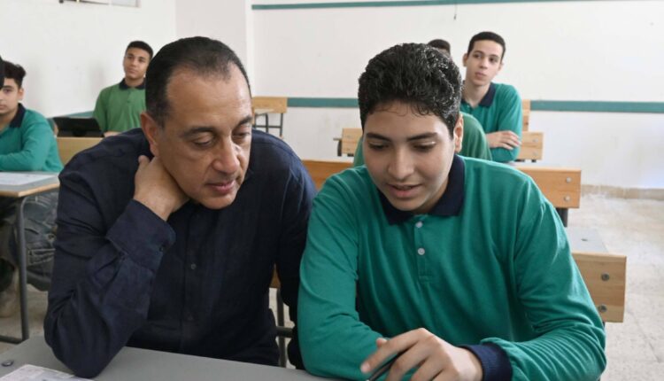 رئيس الوزراء يؤكد أهمية تدريس ما يتعلق بالبرمجة والذكاء الاصطناعي والثقافة المالية