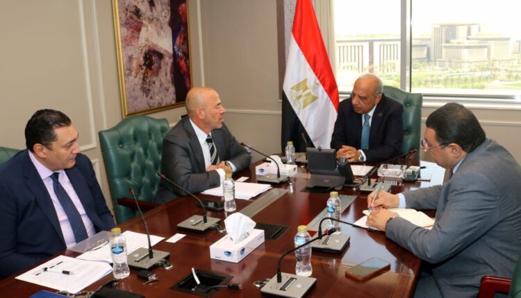 وزير الكهرباء يبحث آليات توفير الطاقة الكهربائية اللازمة لإقامة مشروع مركز عالمي للبيانات