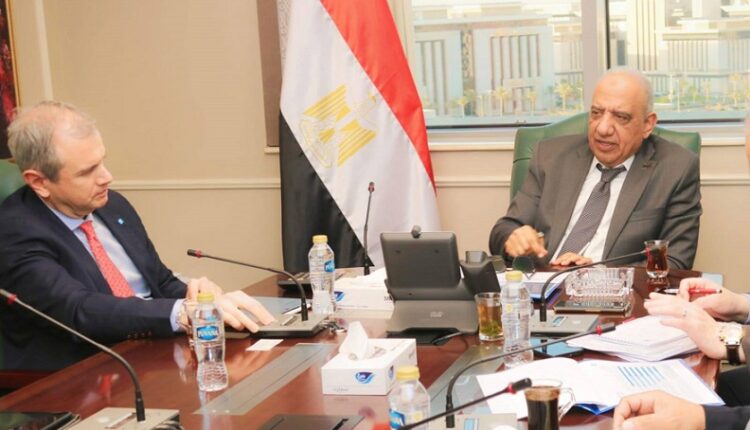 الكهرباء تبحث مستجدات تنفيذ مشروعين لطاقة الرياح بالزعفرانة وجنوب الغردقة بقدرة 1500 ميجاوات