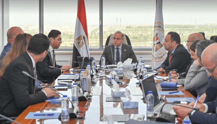 وزير الاستثمار يبحث مع رجل أعمال أمريكي إقامة مشروعات في قطاعي الدواء والذهب