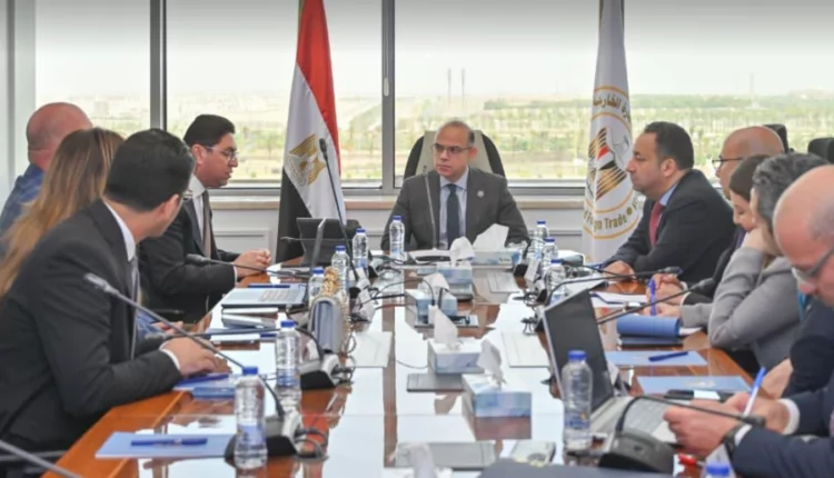 وزير الاستثمار يبحث مع رجل أعمال أمريكي إقامة مشروعات في قطاعي الدواء والذهب