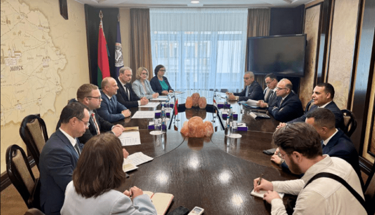 وزير الاستثمار يبحث مع وزير الاقتصاد البيلاروسي تعزيز الشراكات الاستثمارية والتجارية
